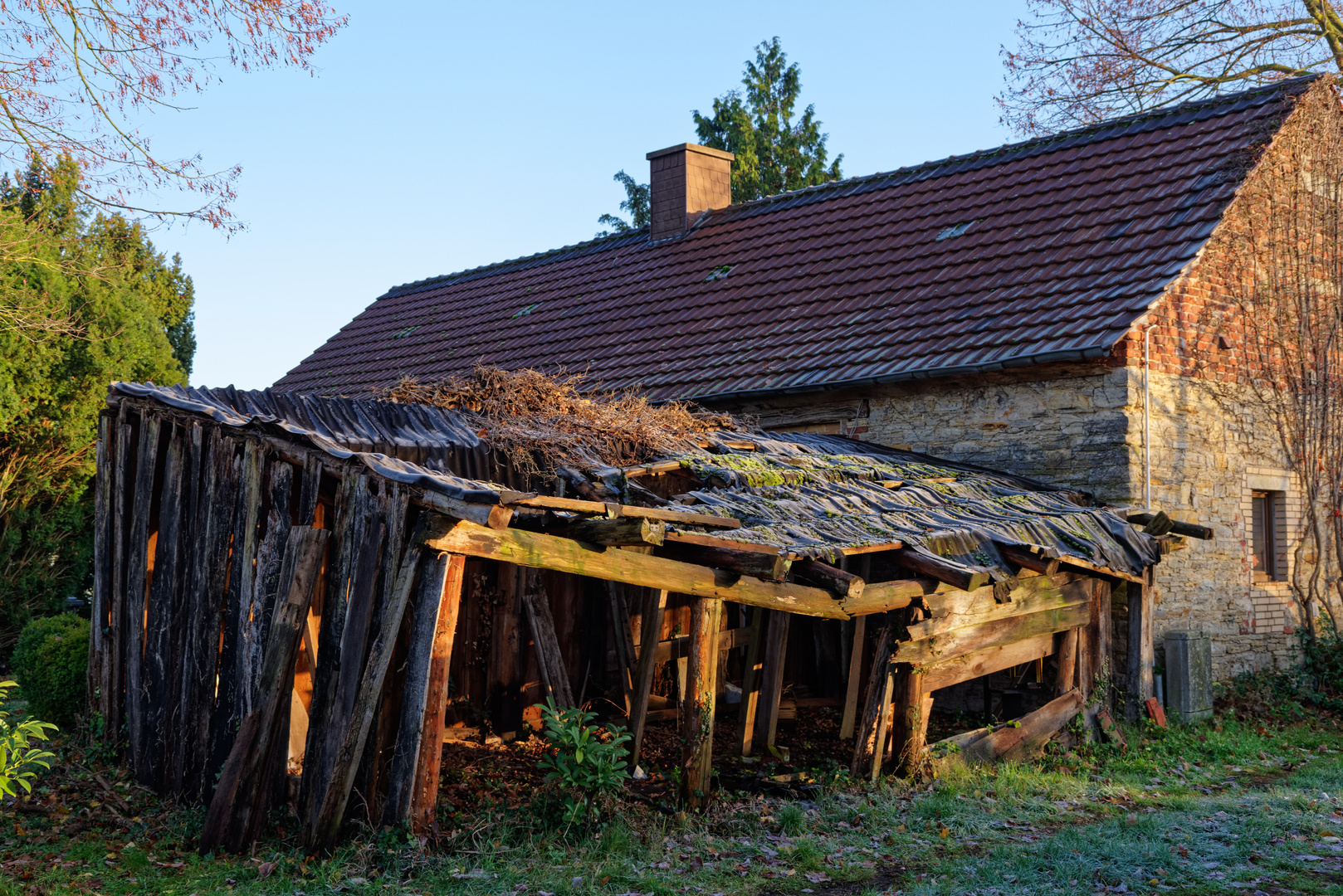 Vergessener Holzschuppen