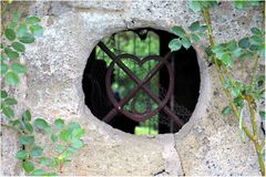 vergessenes Kellerfenster auf Schloss Kornberg