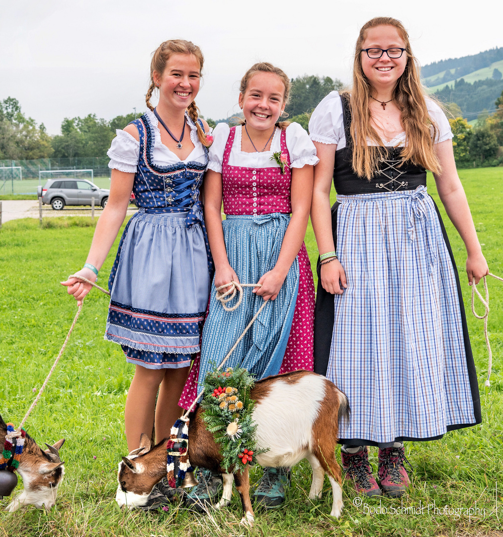 Vergnügte Freundinnen mit ihren kleinen „Bio-Rasenmähern“.