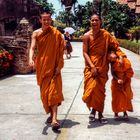 Vergnügte Mönchsknaben auf  Freigang