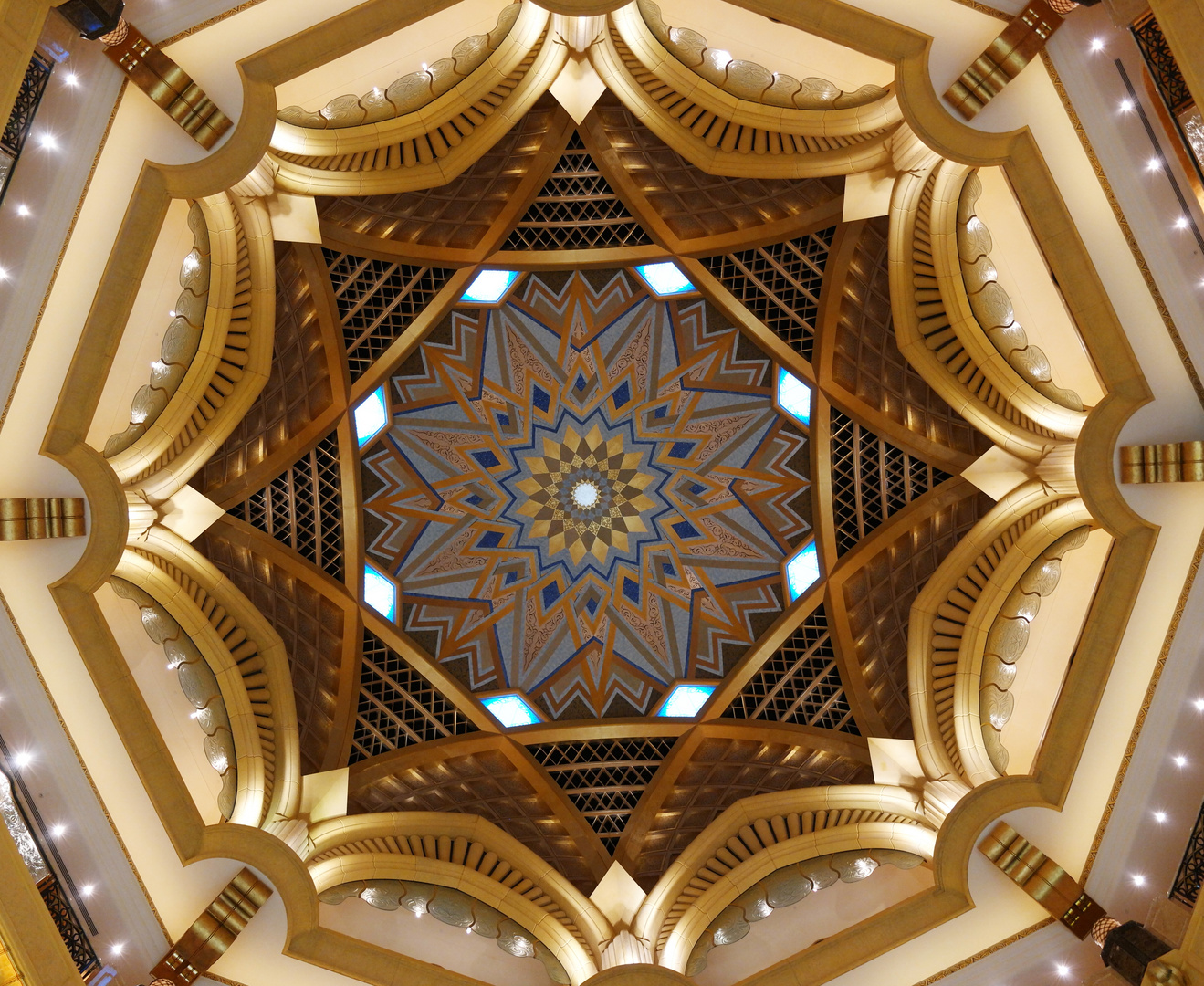 Vergoldete Dachkuppel im Emirates Palace