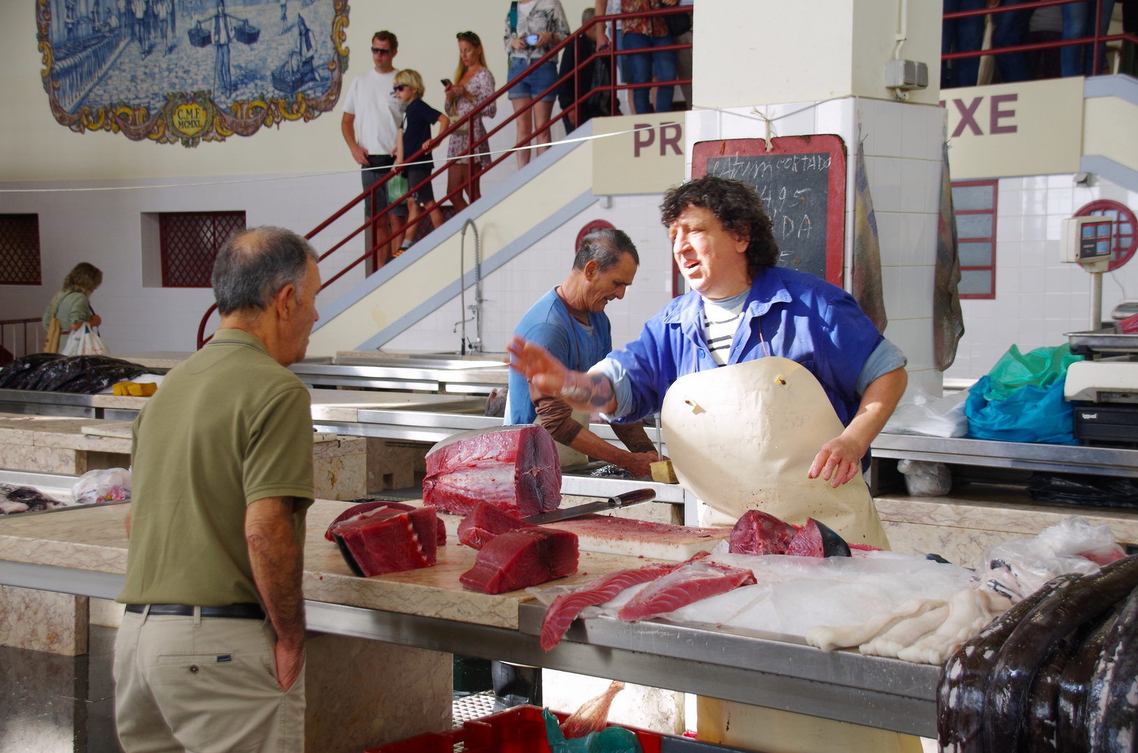 Verhandlungen über den "Sonntagsbraten" in der Markthalle von Funchal