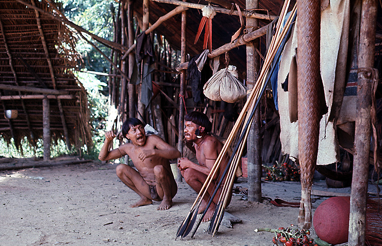 "Verhandlungs-Ritual um Speer- und Bogen im Schabono eines Waika-Stammes