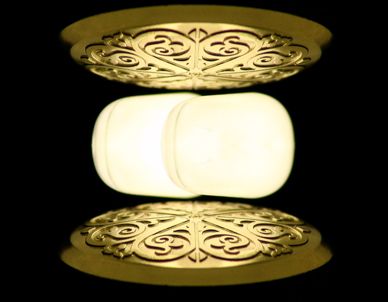 Verharrend-schwebende Lichtkissen zwischen Spiegelornamenten