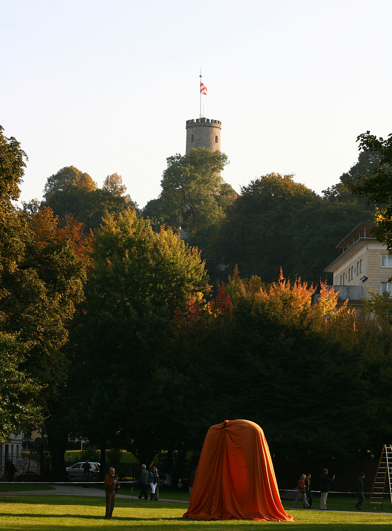 Verhüllte Kunst vor Burgkulisse