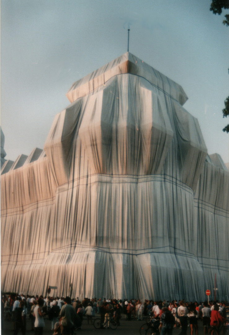 Verhüllter Reichstag 1995 - Wrapped Reichstag 1995, Christo+JaenClaude, own Work