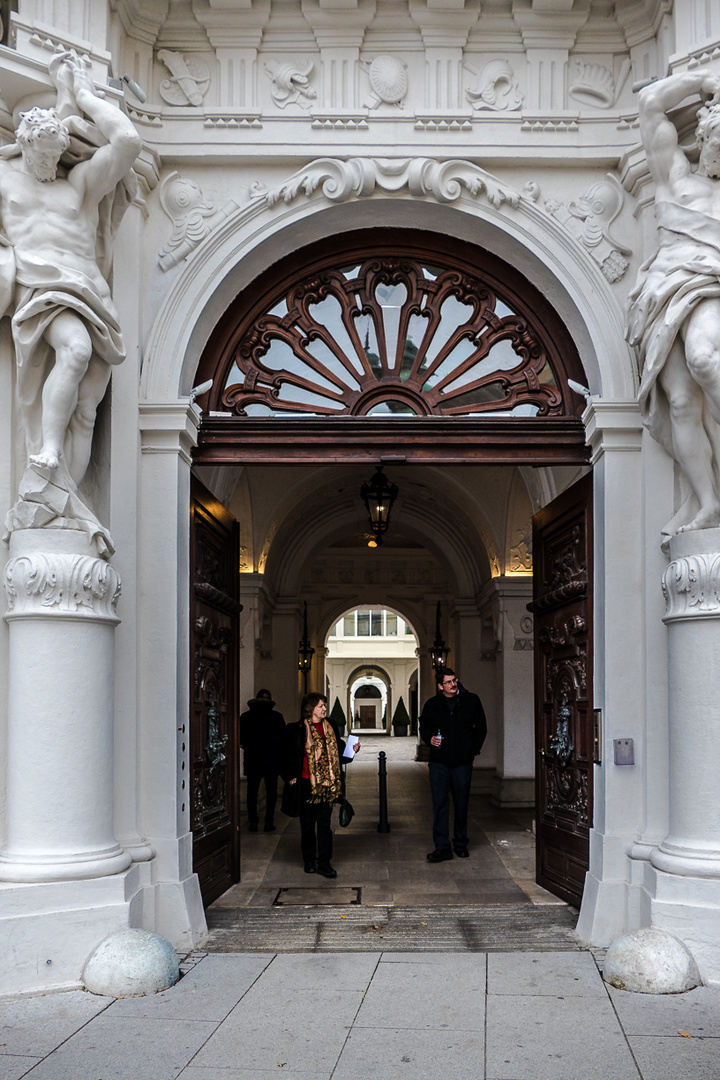 Verirrte Touristen im Bauch der Herrengasse