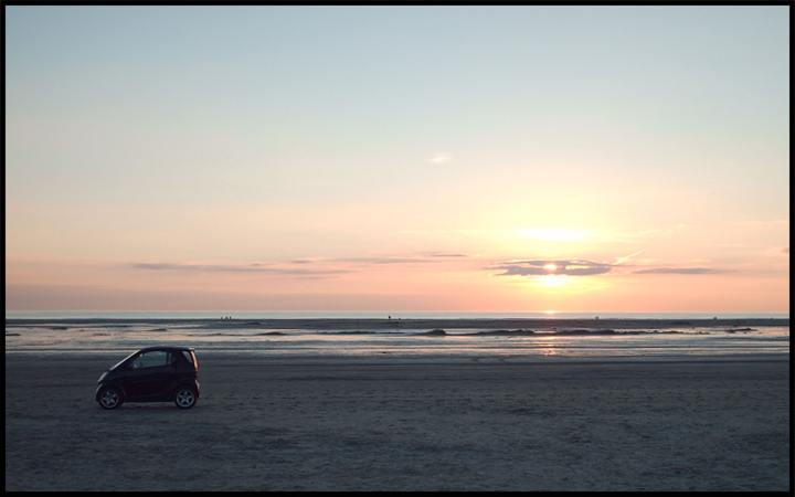 Verirrter Smart am Strand