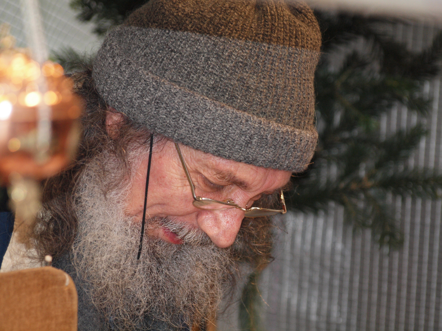 Verkäufer auf dem Weihnachtsmarkt