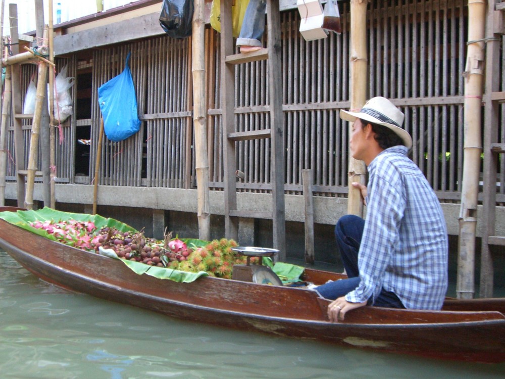 Verkäufer beim schwimmenden Markt in Thailand