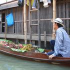 Verkäufer beim schwimmenden Markt in Thailand