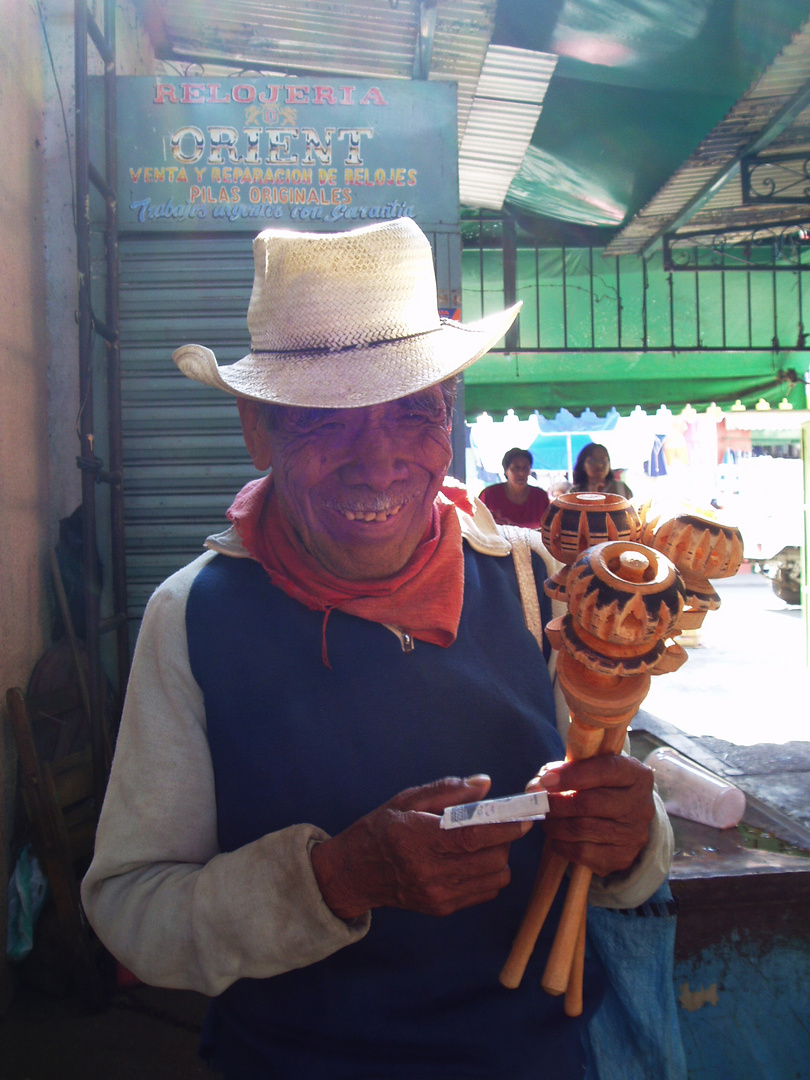 Verkäufer in der Markthalle von Oaxaca/ Mexiko