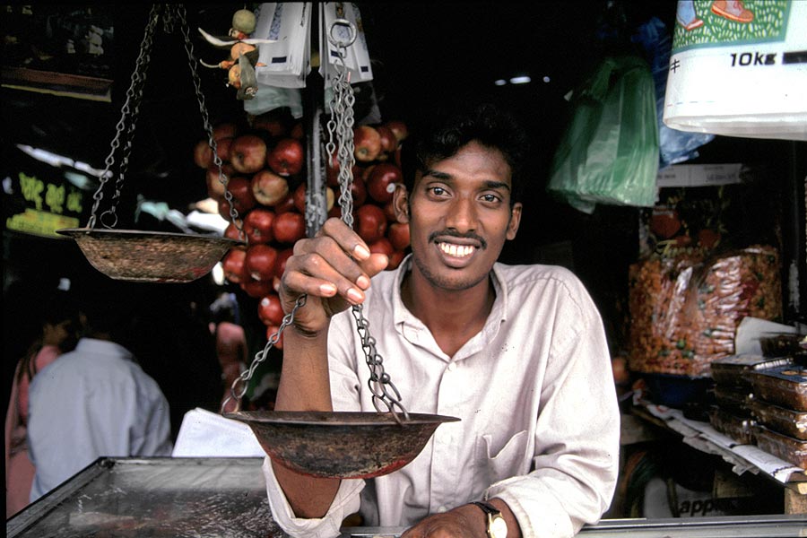 Verkäufer mit Wage in Colombo, Sri Lanka