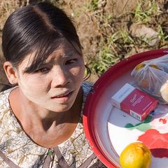 Verkäuferin am Ayeyarwady, Myanmar