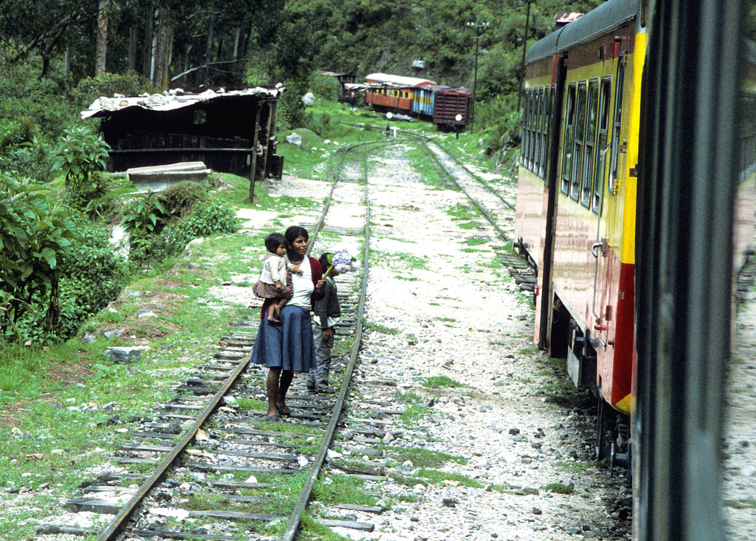 Verkäuferin an der Bahnlinie Cusco - Machu Picchu (Peru)