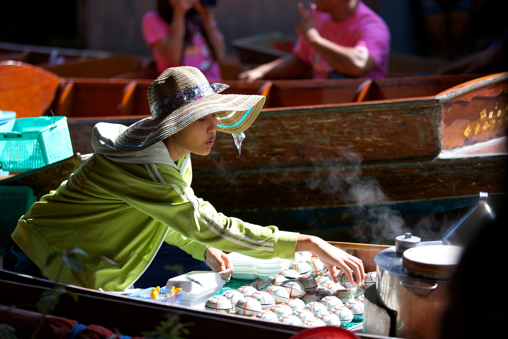Verkäuferin auf dem Damnoen Saduak Floating Market, Thailand