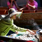 Verkäuferin auf dem Damnoen Saduak Floating Market, Thailand