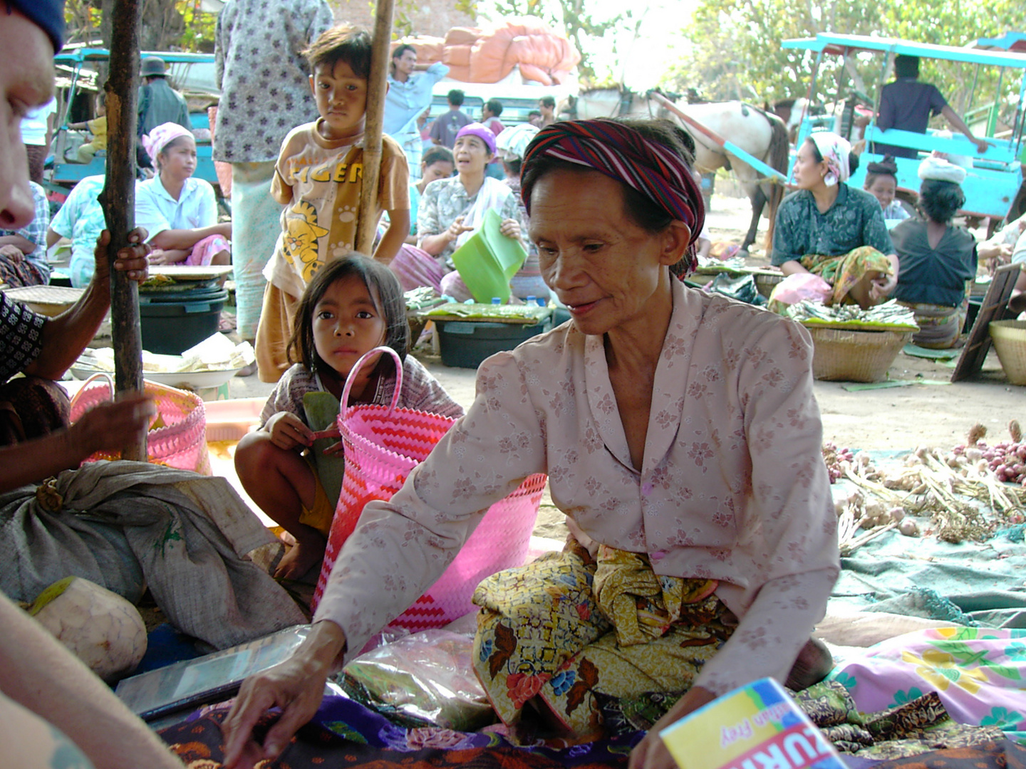 Verkäuferin auf dem Markt von Kuta Lombok Indonesien