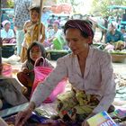 Verkäuferin auf dem Markt von Kuta Lombok Indonesien