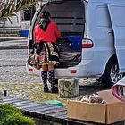 Verkäuferin in der traditionellen Kleidung der Fischerfrauen auf dem Marktplatz  in Nazaré