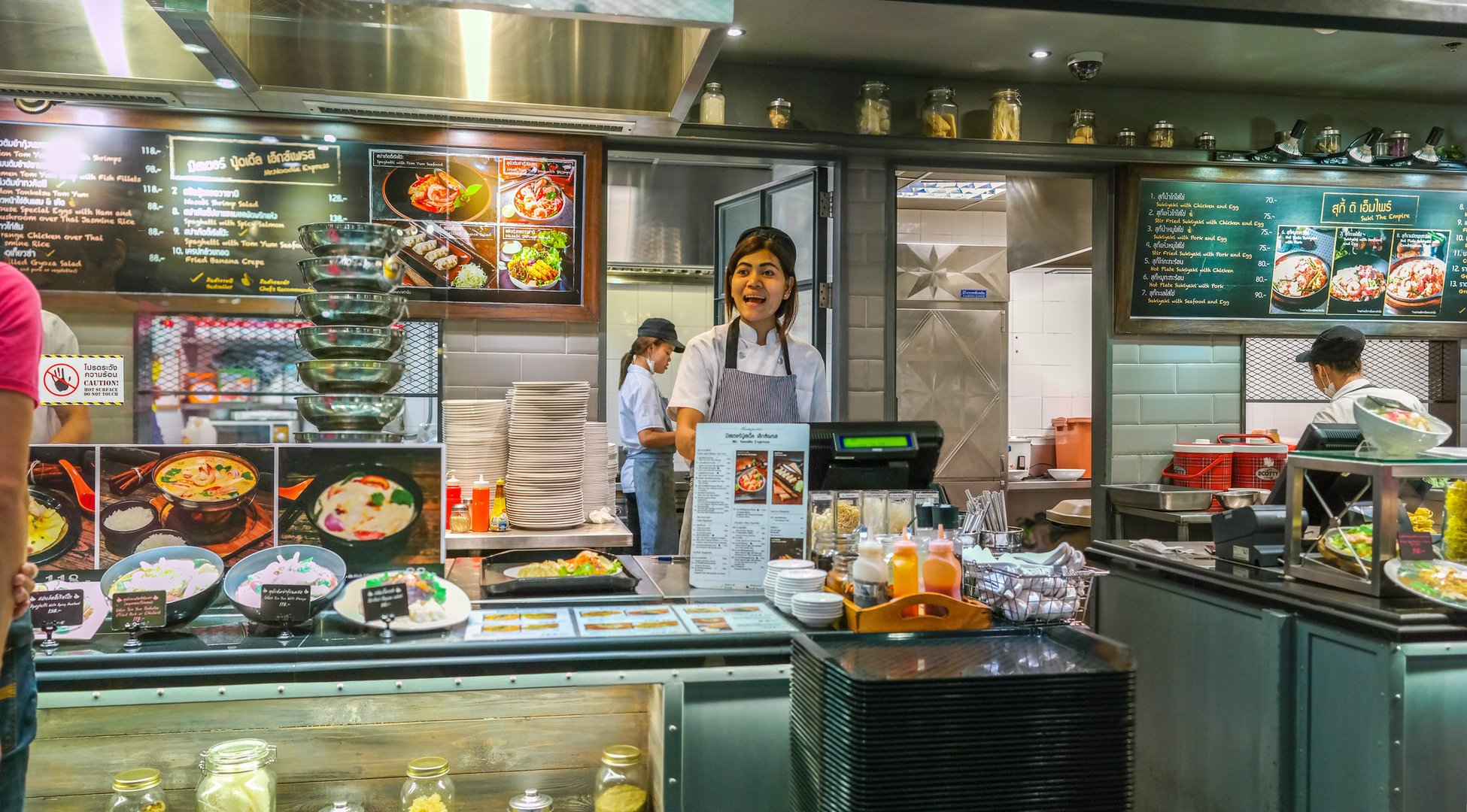 Verkäuferin in einem Food court in Bangkok