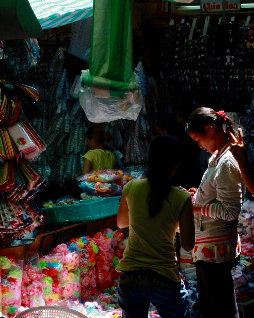 Verkäuferinnen in einer Markthalle in Saigon