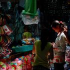 Verkäuferinnen in einer Markthalle in Saigon