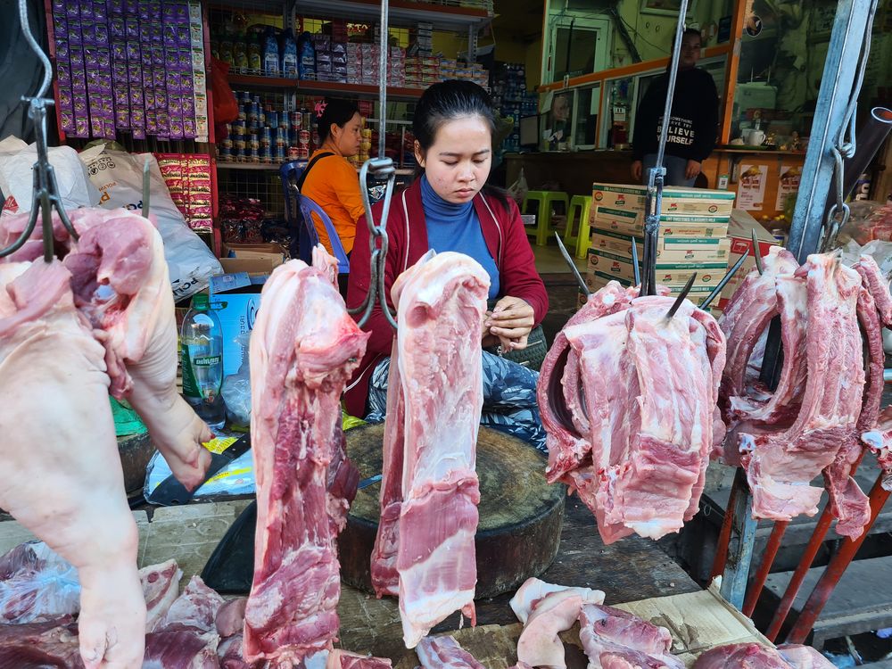 Verkauf von Fleisch auf dem Psar Leu in Siem Reap