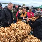 Verkaufsstand mit einem Berg Brezeln (rum.: covrigi) auf dem Wochenmarkt in Topoloveni / Rumänien