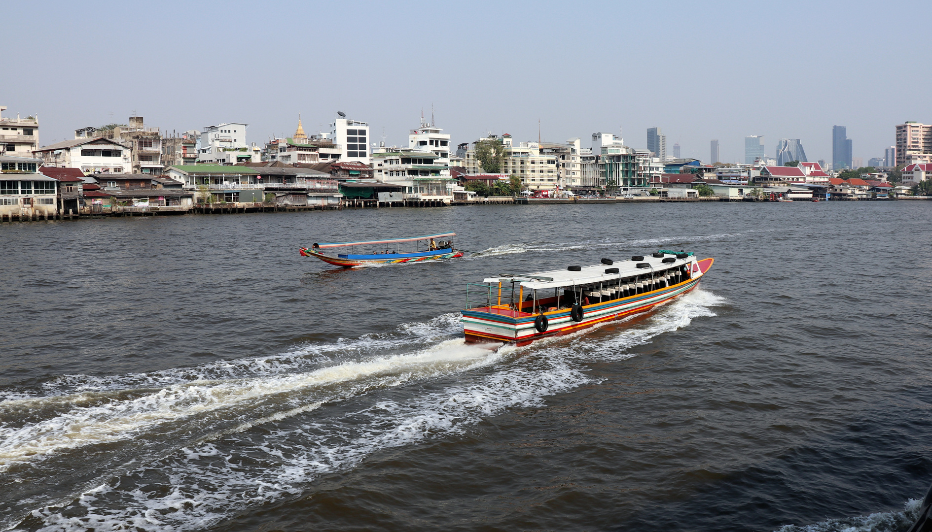 Verkehr auf dem Chao Phraya River