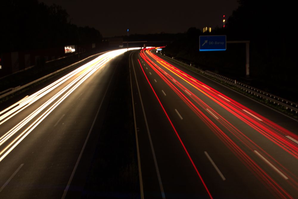 Verkehr auf der A 40 bei Nacht