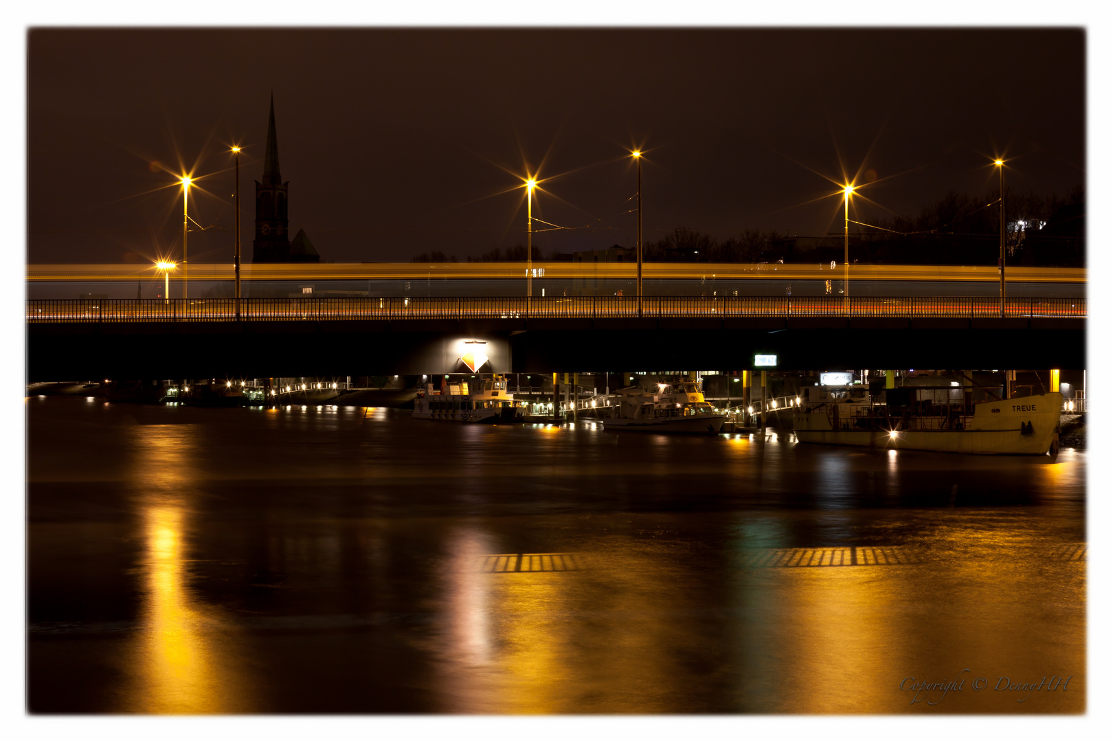 Verkehr auf und über der Weser