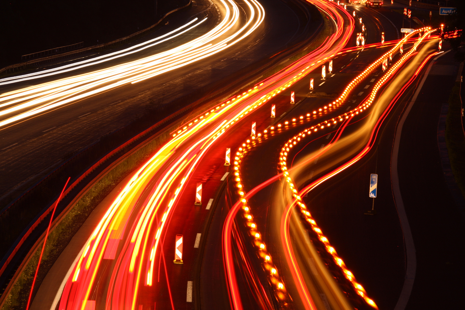 Verkehr bei Nacht.