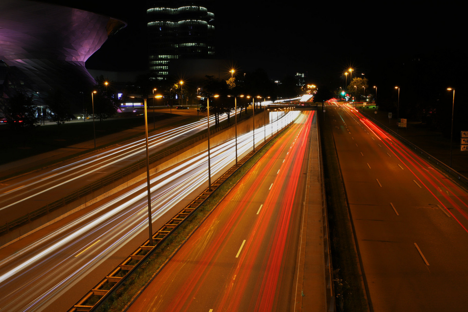 Verkehr bei Nacht in München