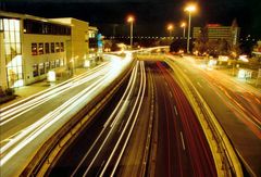 Verkehr in Leverkusen bei Nacht