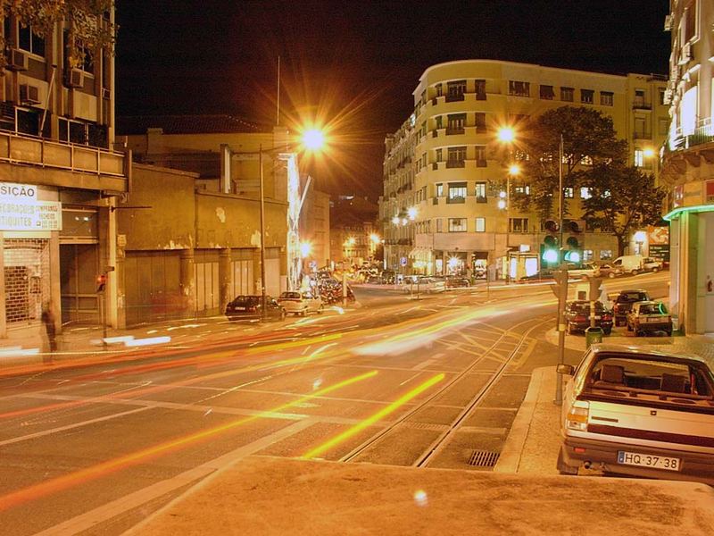 Verkehr in Lissabon bei Nacht