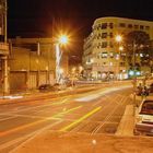 Verkehr in Lissabon bei Nacht