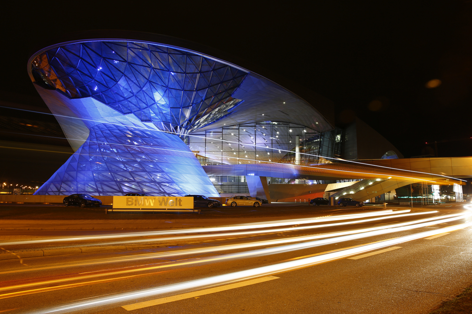 Verkehr vor der BMW-Welt