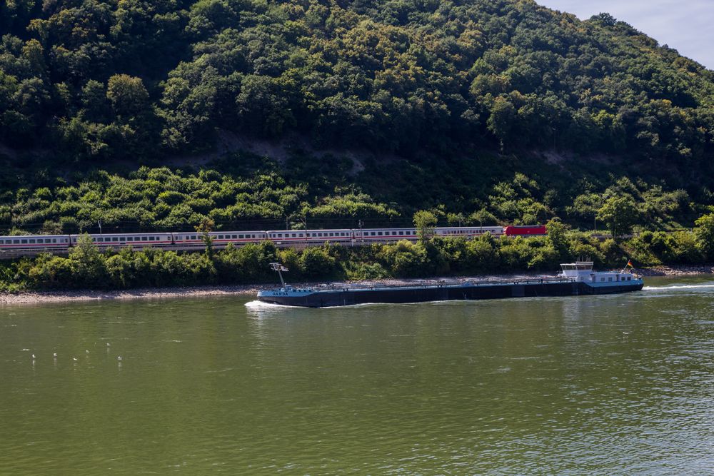 Verkehr zu Wasser und Schiene