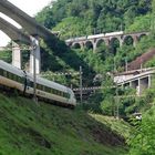 Verkehrs-Dschungel im engen Bergtal