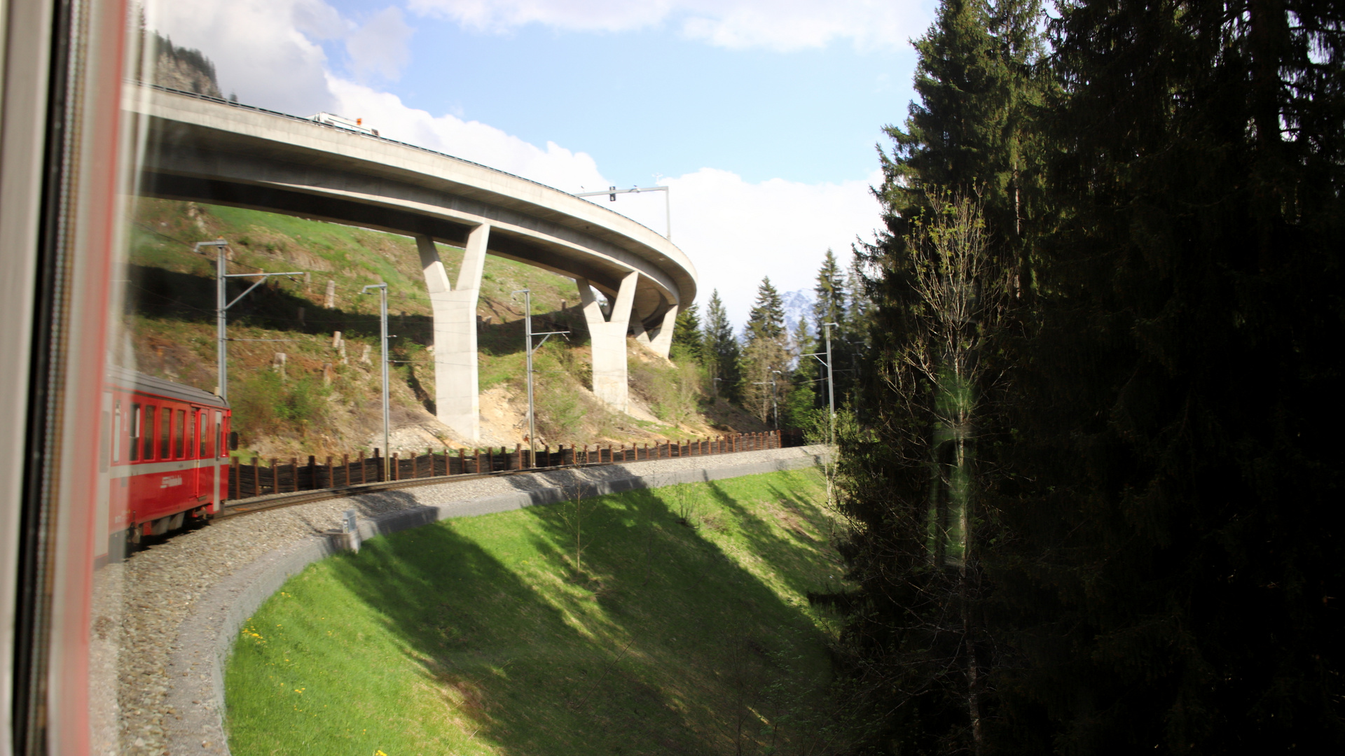 Verkehrsebenen zwischen Saas und Saneus Station