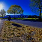 Verkehrsinsel im Gegenlicht in Extertal-Bösingfeld