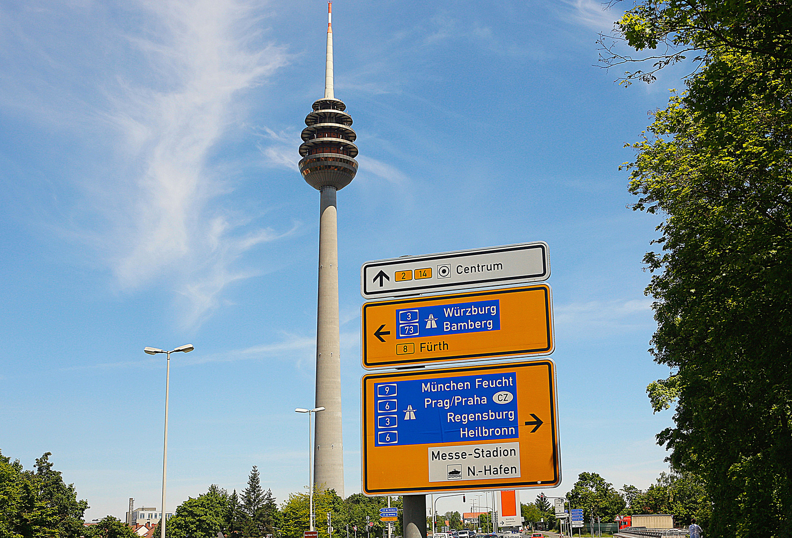 Verkehrsknotenpunkt mit Fernsehturm