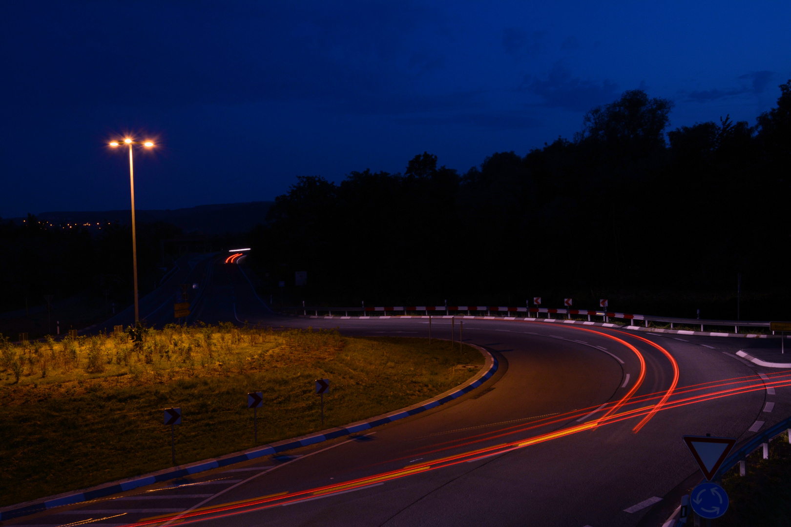 Verkehrskreisel bei Nacht