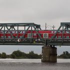 Verkehrsrotes Farbband im Grau