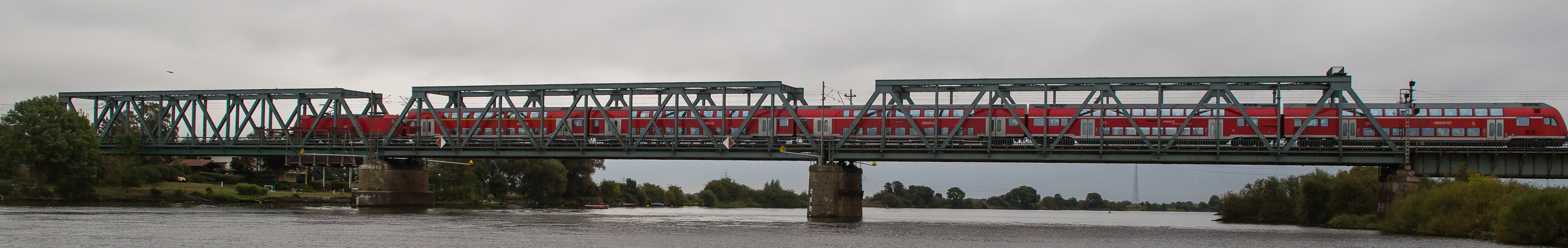 Verkehrsrotes Farbband im Grau