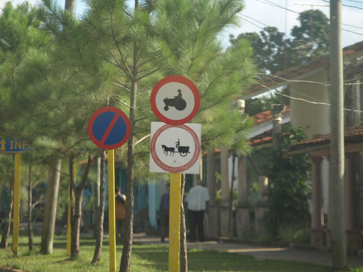 Verkehrsschilder in Viñales (Cuba)