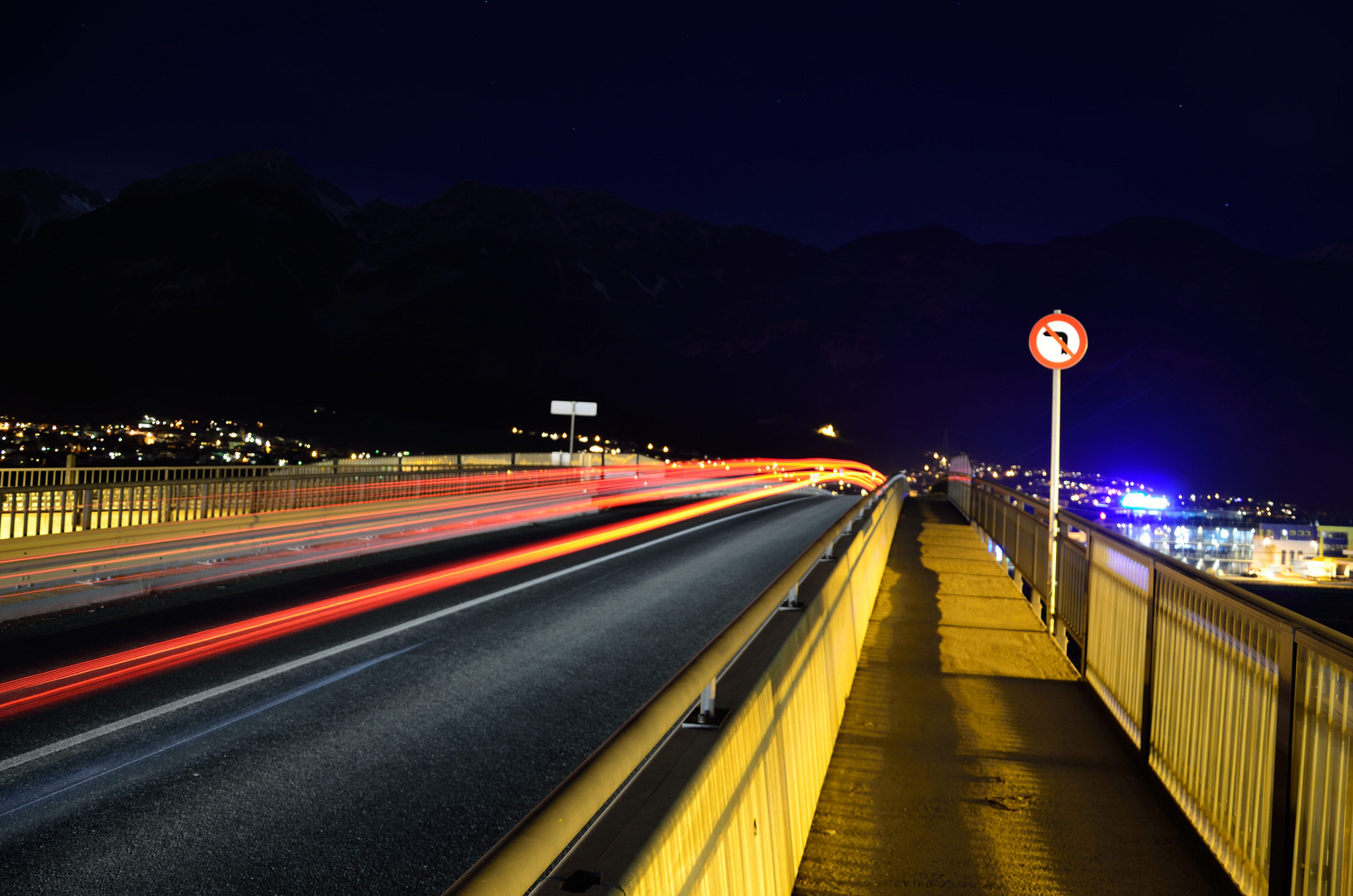 Verkehrsspuren bei Nacht