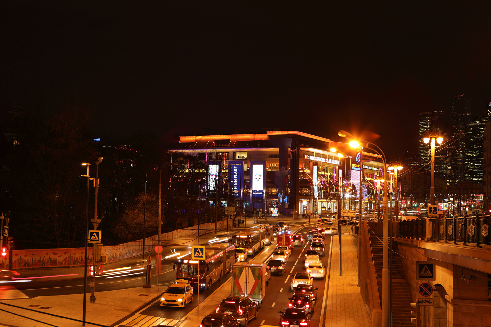 Verkehrsstau vor einer Mall 