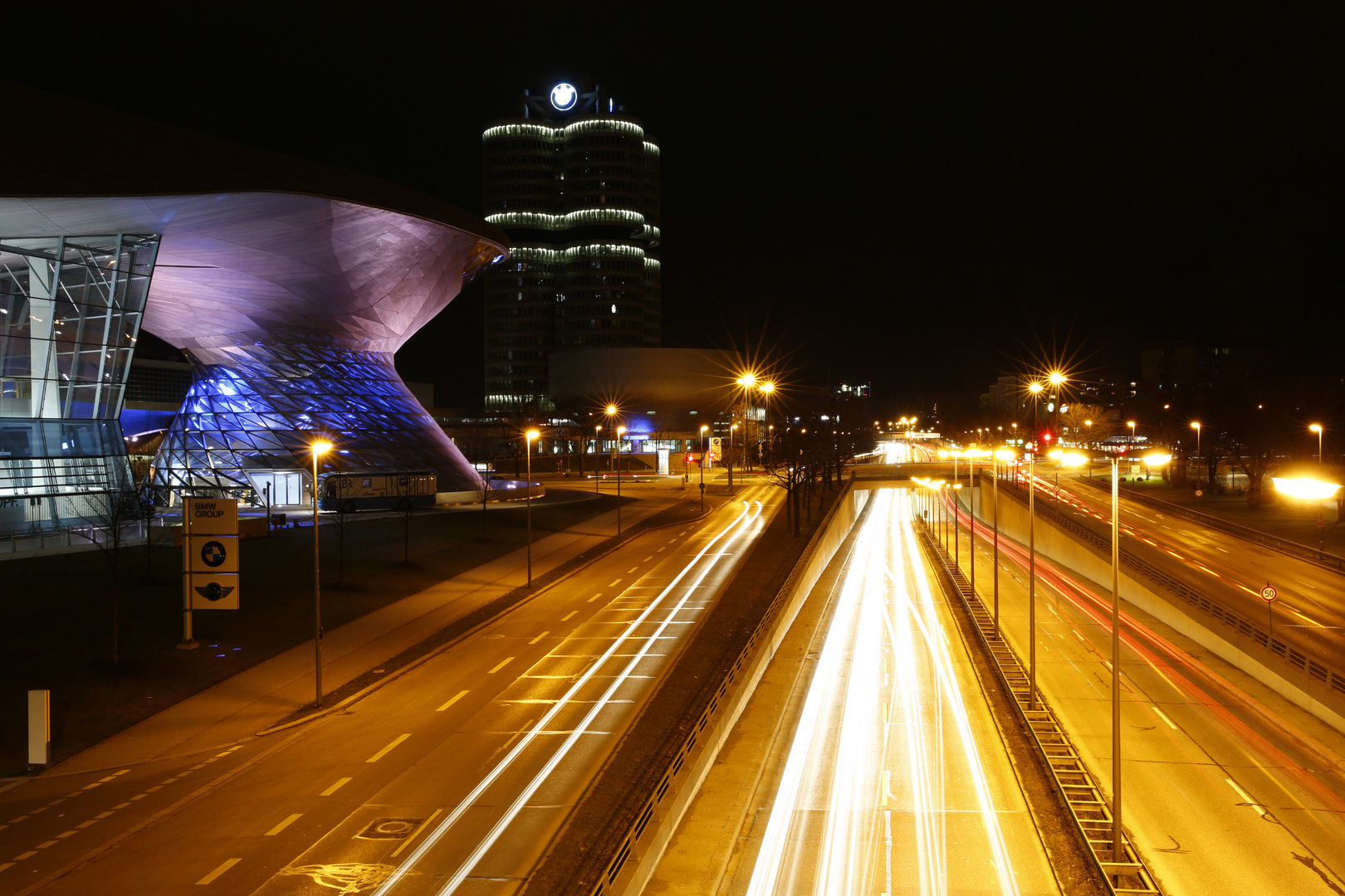 Verkehrsstrom vor der BMW-Welt